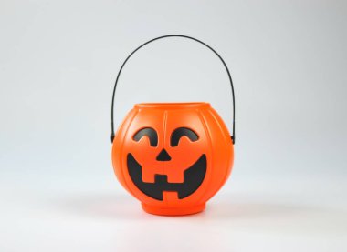 Beyaz arka planda izole edilmiş plastik cadılar bayramı kabağı kovasının ön görüntüsü. Cadılar Bayramı konsepti.