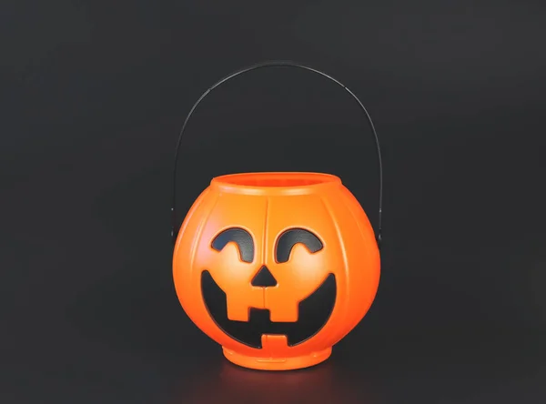 Vista Frontale Plastica Secchio Zucca Halloween Isolato Sfondo Nero Con — Foto Stock