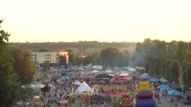 İnsanlar akşam tatilinde