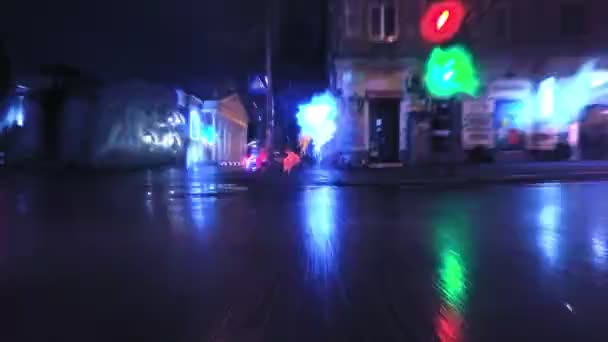 Timelapse, hyperlapse gator i natten staden regn trafik — Stockvideo