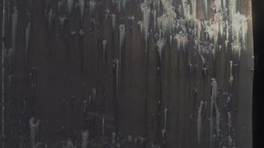 Sızıntıların oluşturduğu güzel desenli metal kapı.