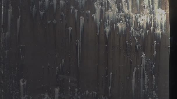 Kovové dveře s krásným texturálním vzorem z úniků — Stock video