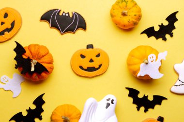 Ev yapımı kurabiyeler, balkabakları, yarasalar, sarı arka planda hayaletler..