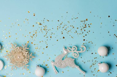 Mavi arka planda Noel ve Yeni Yıl kompozisyonu.