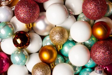 Noel ve Yeni Yıl kompozisyonu ve Noel ağacı süslemeleri.