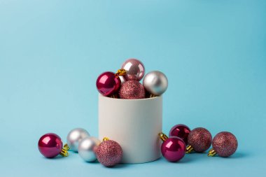 Mavi arka planda Noel ve Yeni Yıl kompozisyonu.