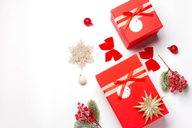 Beyaz arka planda Noel ve Yeni Yıl kompozisyonu.