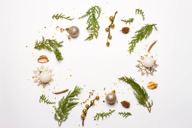 Beyaz arka planda Noel ve Yeni Yıl kompozisyonu.