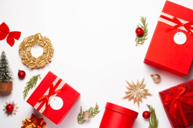 Beyaz arka planda Noel ve Yeni Yıl kompozisyonu.