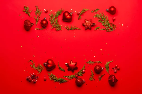 Composición Navideña Con Decoraciones Ornamentos Sobre Fondo Rojo — Foto de Stock
