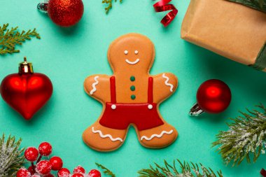 Nane arkaplanda süslemeleri ve süslemeleri olan Noel kompozisyonu.