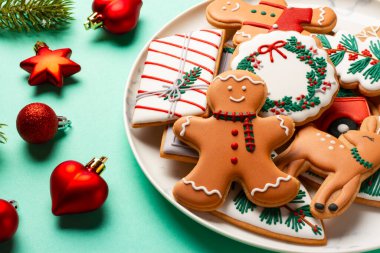 Arka planda süslemeler ve kurabiyeler olan Noel kompozisyonu.