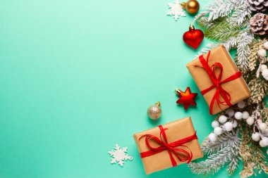 Nane arkaplanda süslemeleri ve süslemeleri olan Noel kompozisyonu.
