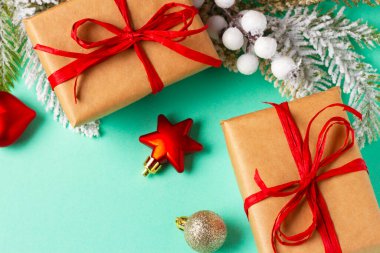 Nane arkaplanda süslemeleri ve süslemeleri olan Noel kompozisyonu.