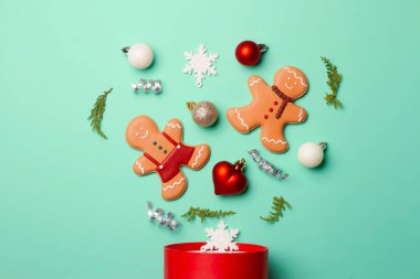 Arka planda süslemeler ve kurabiyeler olan Noel kompozisyonu.