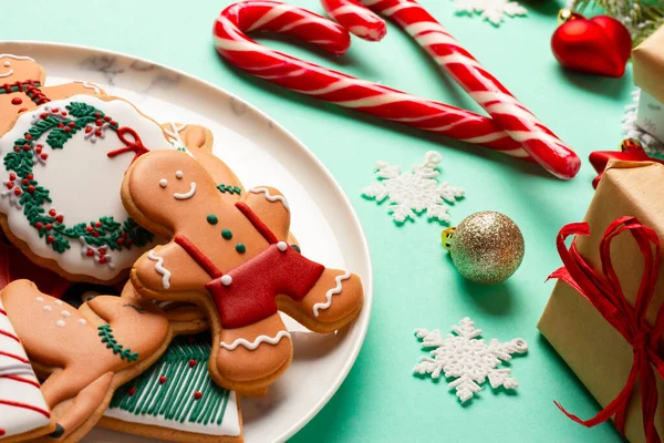 Arka planda süslemeler ve kurabiyeler olan Noel kompozisyonu.