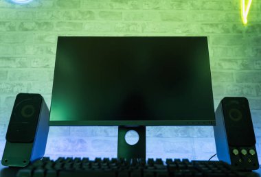 Siyah ekranlı, neonları ve renkli ışıkları olan bilgisayar oyunu çalışma alanı. Oyuncu Aracı.