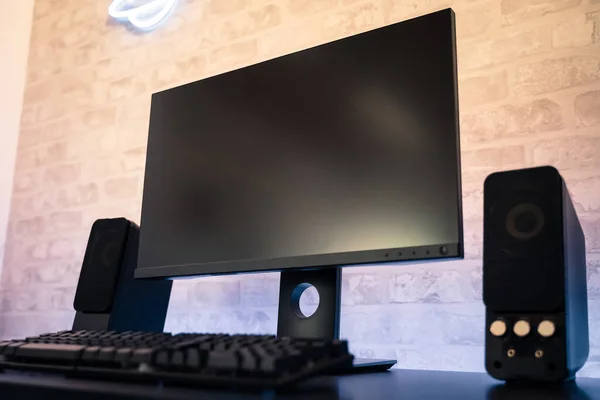 Espaço Trabalho Jogador Computador Com Monitor Tela Preta Com Néons — Fotografia de Stock