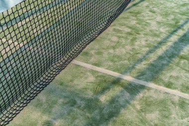 Arka planda raket tenis ağı ve metin için fotokopi alanı olan güzel güneş ışığı.