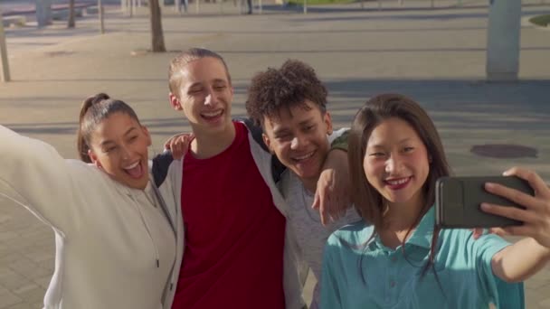 Bir grup mutlu genç arkadaş şehirde selfie çekip gülüyor.. — Stok video