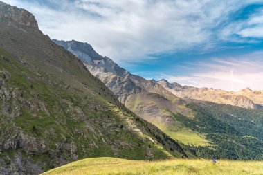 Güzel dağ manzaralı gün batımı. Dağların üzerinde renkli bir gökyüzünün manzarası. Macera yolculuğu konsepti.