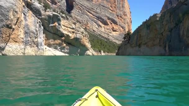 놀라운 바위들이 있는 아름다운 푸른 강 카약의 놀라운 경치. — 비디오