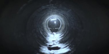 Tünel sonrası nükleer bölgede gaz maskeli bir kadın var. Sinema konsepti. Kırmızı kamera.