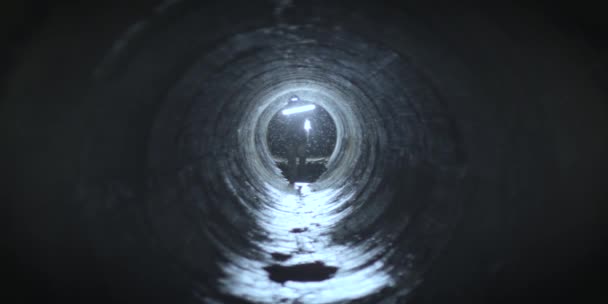 Donna con maschera antigas in un tunnel post apocalisse Zona nucleare. Concetto cinematografico. Telecamera rossa — Video Stock