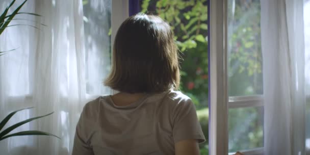 Chica abriendo una ventana y respirando aire fresco de la naturaleza exterior RED camera 4K. — Vídeo de stock