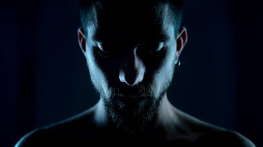 Siyah arka planda, gömleksiz, çekici genç erkek modelin portresi. Bilim kurgu.