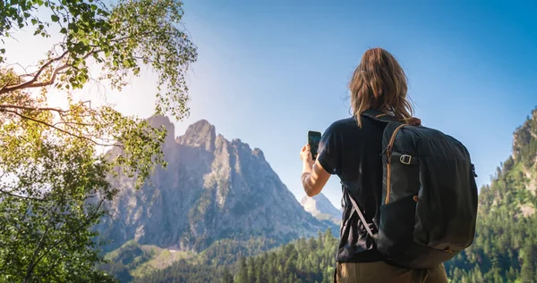 Fiatal Vonzó Nő Fényképez A Mobiltelefon Túrázás Egy Gyönyörű Hegy Nyáron. Discovery Travel Destination koncepció — Stock Fotó