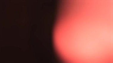 4K renkli ışık sızıntısı soyut lens parlamaları arka plan döngüsü oluşturur. Simli süslemenin minimalist yaratıcı lüks güzelliği için animasyon element şablonu.