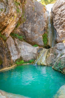 Turkuaz mavi kristal berrak su nehirde bir şelale yaz tatili vücudu ve zihni rahatlatıyor..