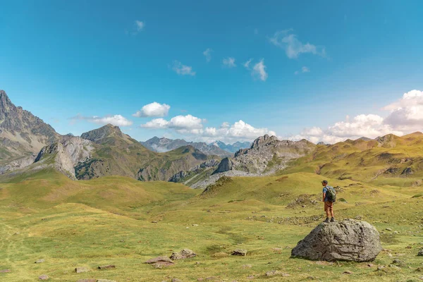 Man wandelen in de top van een rots in een prachtige vallei tussen de bergen tijdens de zonsondergang. Ontdekking Reisbestemming Concept. — Stockfoto