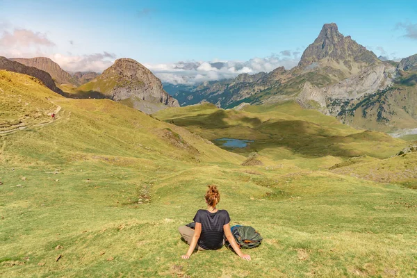 Young Attractive Woman sitting resting in a Beautiful wild mountain Landscape in summer. Discovery Travel Destination Concept. — Stockfoto