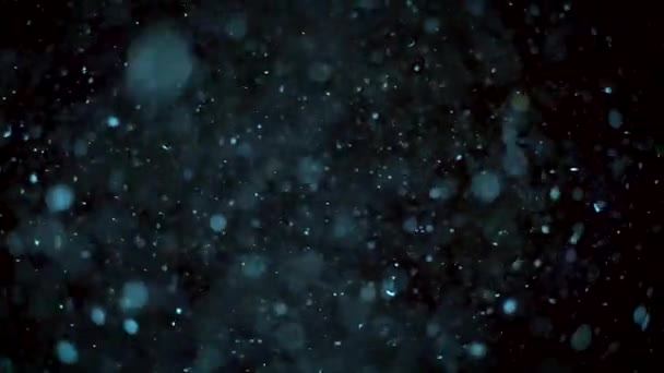 Μπλε σωματίδια σκόνης αιωρούνται στον αέρα. Βιολογικά κινηματογραφικά εφέ φόντο Μακροχρόνια αργή κίνηση κόκκινη κάμερα. — Αρχείο Βίντεο