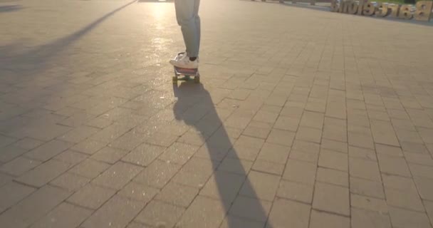 Homme asiatique patinant avec les bras levés dans la rue au ralenti pendant le coucher du soleil. Concept de liberté et de gratitude. — Video