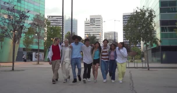 Multietnisk grupp unga glada vänner hoppar samtidigt gå ner på gatan håller varandra kärleksfullt. — Stockvideo