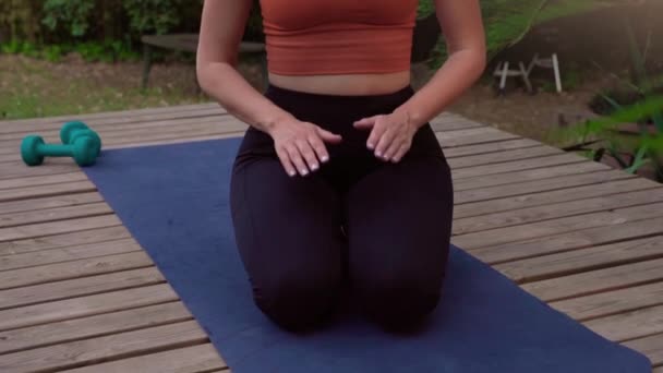 Junge schöne Frau Yoga Gesundheit und Wellness Sport und Erholung auf Holzdeck im Freien in der Natur. — Stockvideo