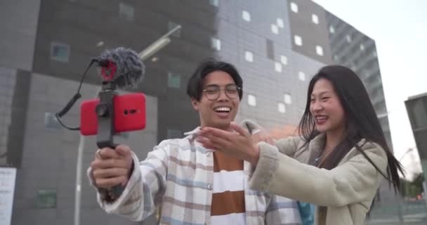 Aziatische Video Bloggers Paar Lachen Glimlachen Naar Camera Buiten Stad — Stockvideo