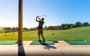 Genç adam yazın golf oynuyor. Tanımlanamayan kişi. Yüksek kalite fotoğraf