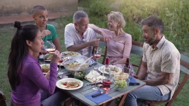 Amigos Felizes Maduros Jantando Conversando Juntos Jantar Churrasco Verão Sorrisos — Vídeo de Stock