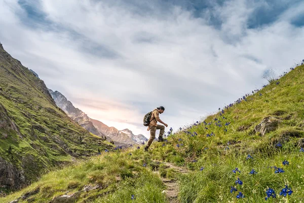 Gelukkige Mannelijke Wandelaar Die Een Berg Beklimt Inspanning Prestatie Concept — Stockfoto