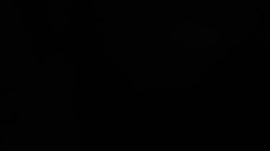 Sinematik mercek siyah arkaplanda ışık sızıntısı oluşturur. Küresel Optik Işık soyut arkaplan 4K. Yüksek kalite 4k görüntü