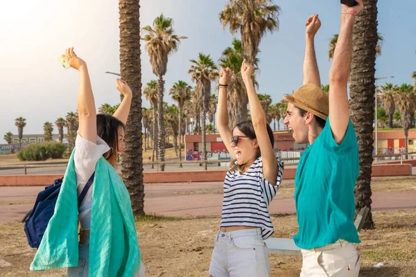 Los Amigos Celebran Comienzo Del Verano Playa Grupo Multirracial Adolescentes — Foto de Stock