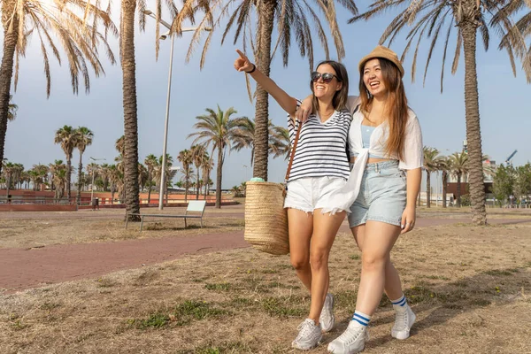 Mujeres Hermosas Jóvenes Mujeres Diversas Amigos Que Van Tener Hora — Foto de Stock