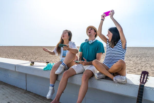 Grupo Multicultural Jóvenes Amigos Moda Que Divierten Utilizando Teléfonos Inteligentes — Foto de Stock