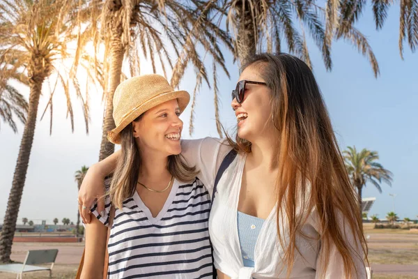 Felices Amigos Diversos Riéndose Abrazándose Playa Chicas Alegres Abrazándose Foto — Foto de Stock