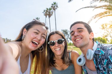 Çeşitli mutlu arkadaş gruplarının selfie 'si sahilde gülüşüyor ve birbirlerine sarılıyorlar. Yüksek kalite fotoğraf