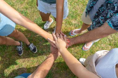 Takım çalışması, birlik konsepti, bir grup arkadaş ellerini bir araya getirdi. Yüksek kalite fotoğraf